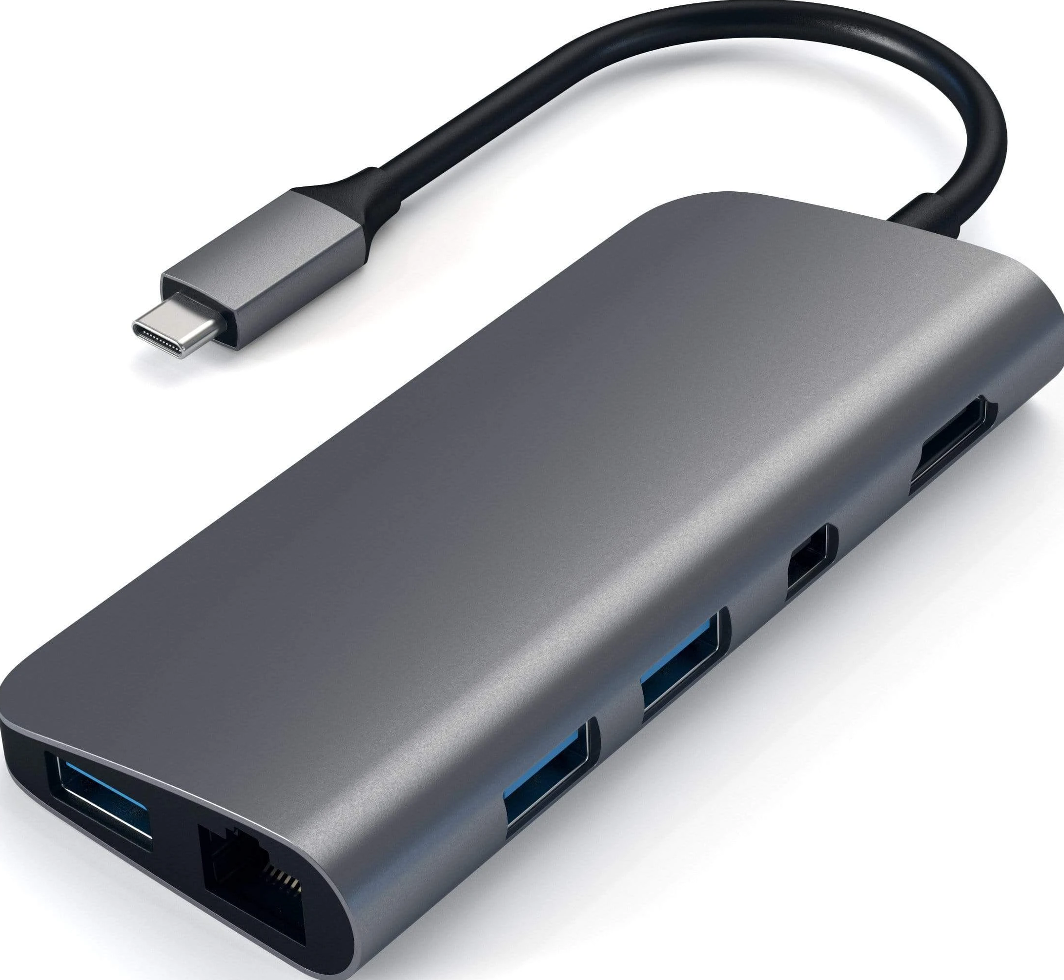 Grauer USB-C-Hub mit mehreren Anschlüssen. Schwarzes Kabel. Weißer Hintergrund. Winkelansicht.