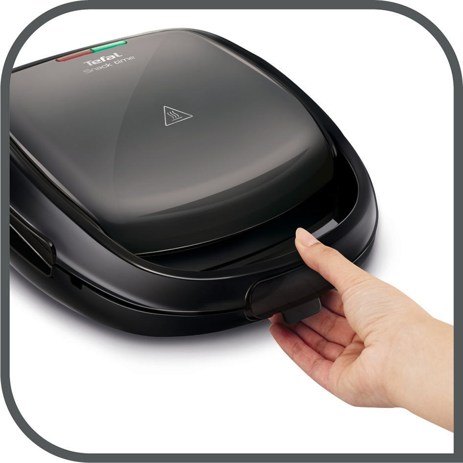 Schwarzer, geschlossener Waffeleisen, Hand öffnet Deckel. Marke: Tefal.