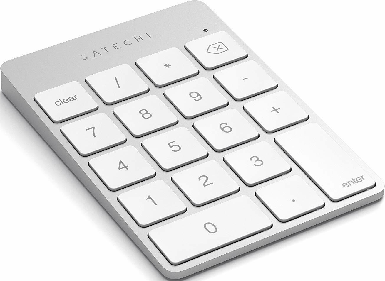 Clavier numérique Satechi, touches blanches sur corps argenté, vue en angle, touche clear.