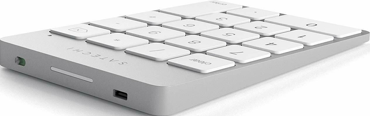 Un pavé numérique sans fil argenté avec des touches blanches et un petit port de charge latéral.