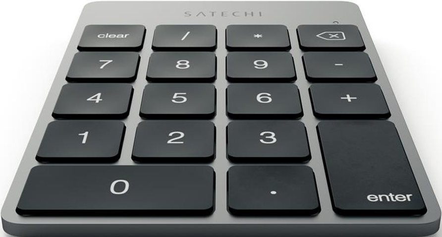 Un pavé numérique Satechi argenté avec des touches gris foncé et un fond blanc.