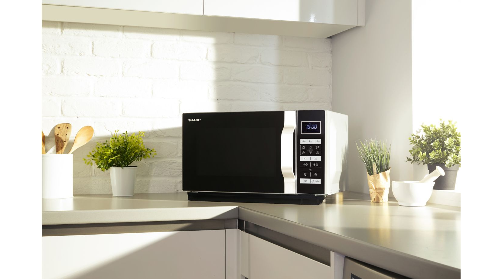 Un four à micro-ondes sur un comptoir dans une cuisine.