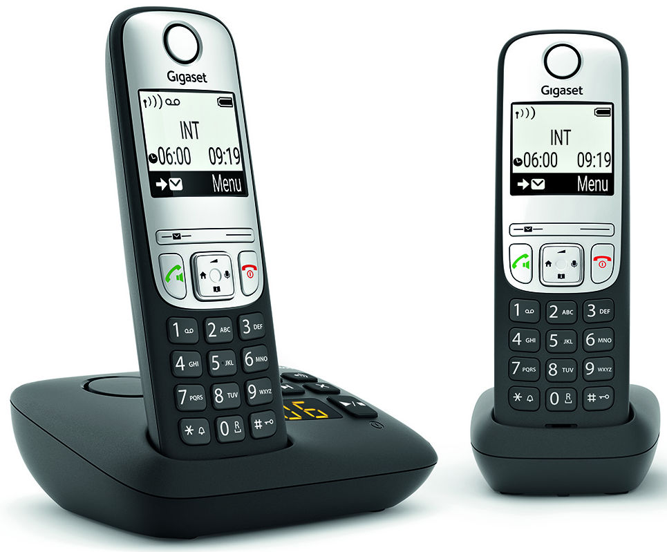 Deux téléphones sans fil Gigaset noirs, un dans son socle, l'autre debout.