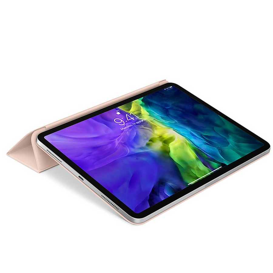 Un iPad cerrado de color melocotón con una pantalla que muestra morado.