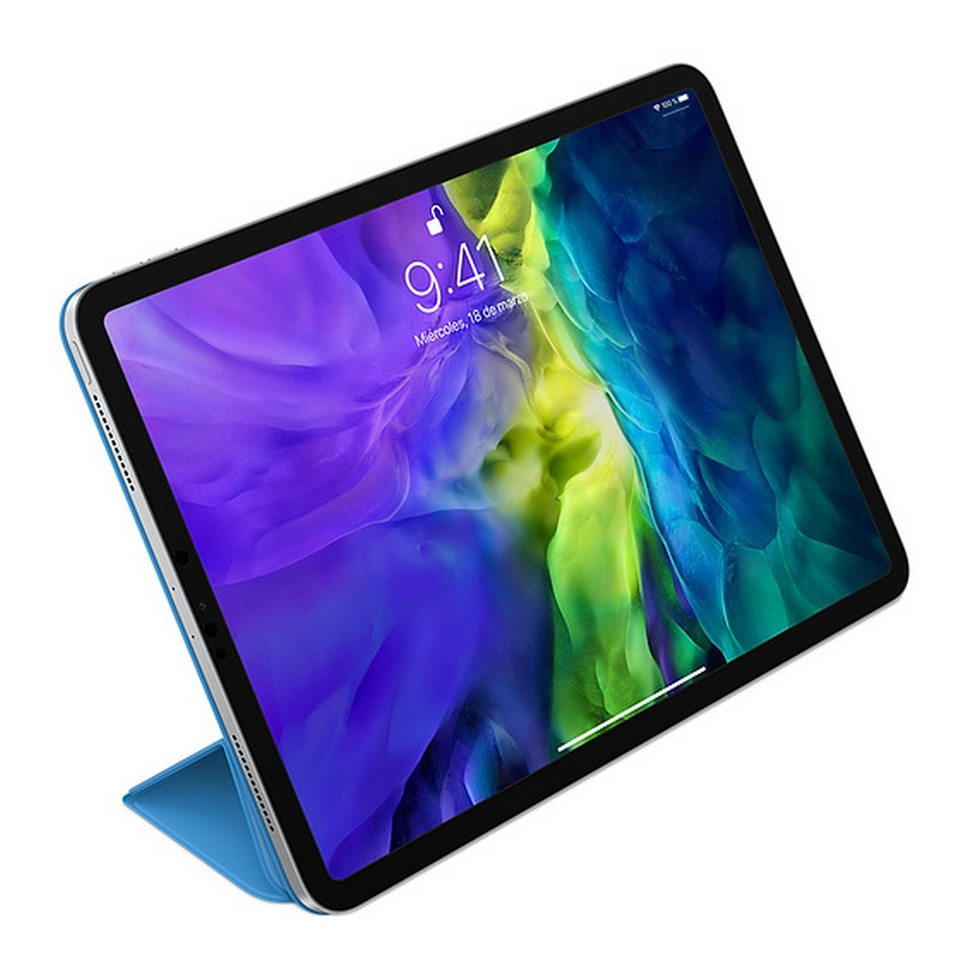 Una tableta abierta con cubierta azul con una pantalla digital que muestra la hora y la fecha.