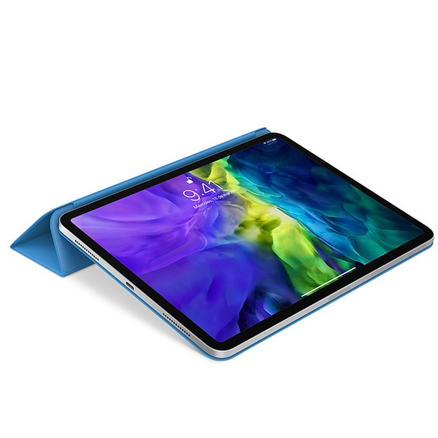 iPad azul con funda, abierto para revelar la pantalla.