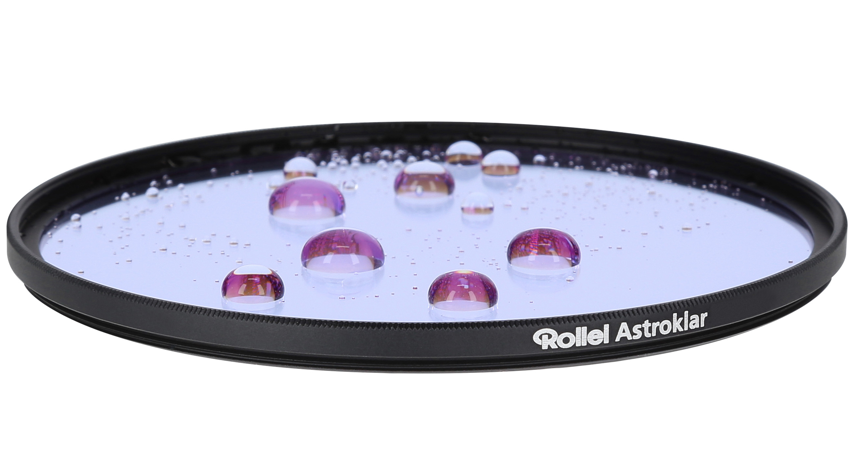 Een ronde camerafilter met waterdruppels. De druppels zijn roze en paars, die de achtergrond weerspiegelen. Het filter is zwart met 'Rollei Astrokl' erop.