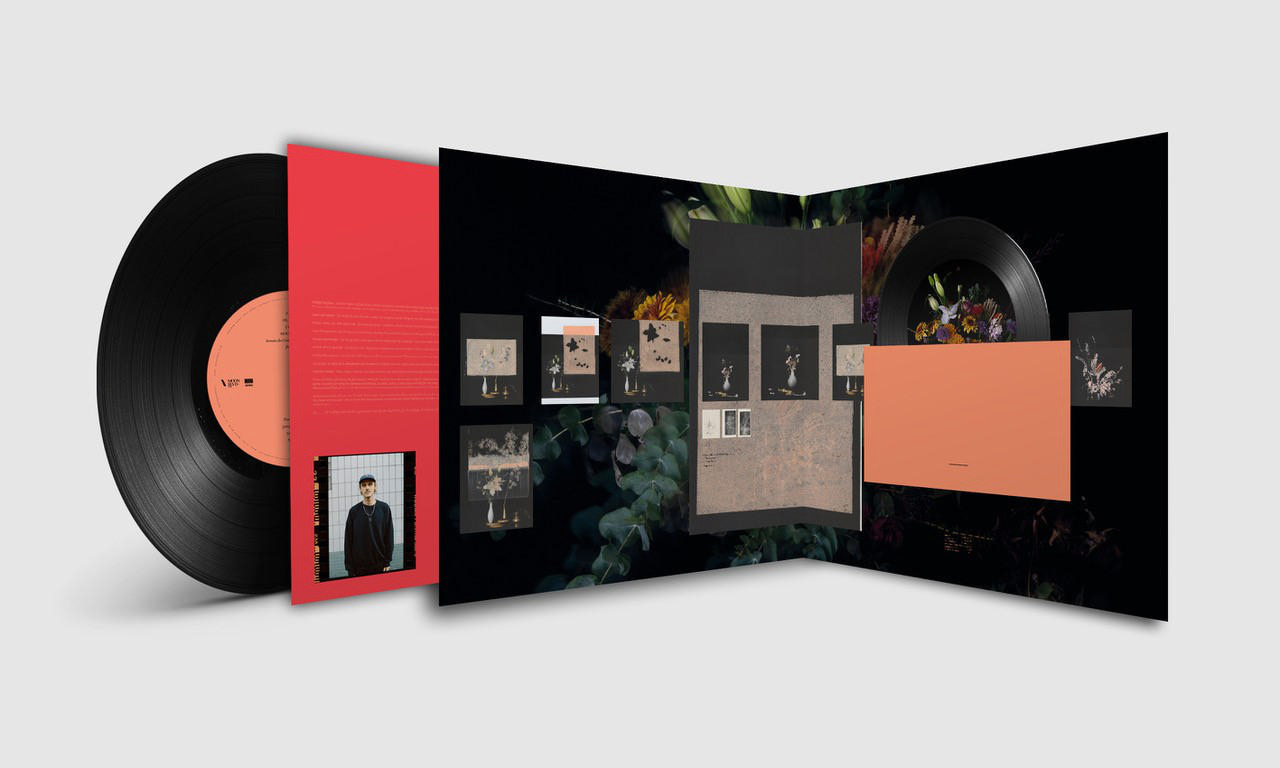 Vinylplatte und Innenhüllen mit Kunst und Texten, auf hellem Hintergrund.