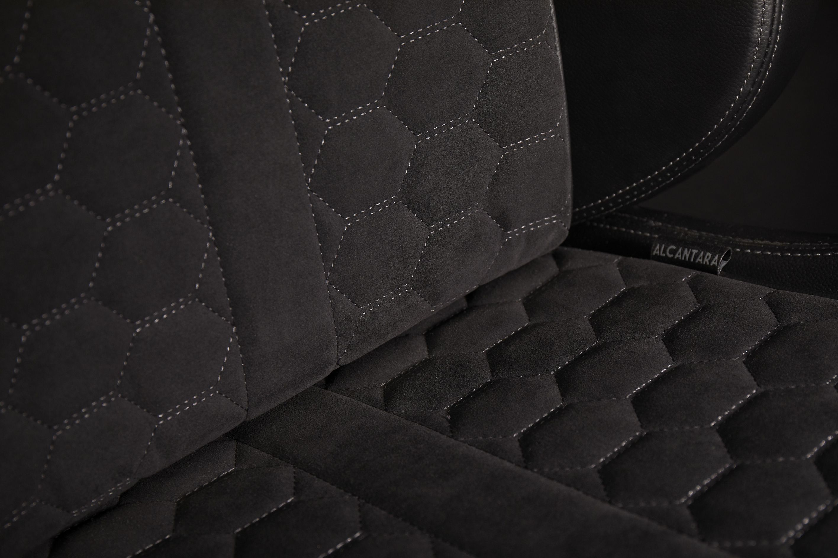 JOULEPERFORMANCE Stealth Alcantara/Echtleder Gaming Sessel, Schwarz