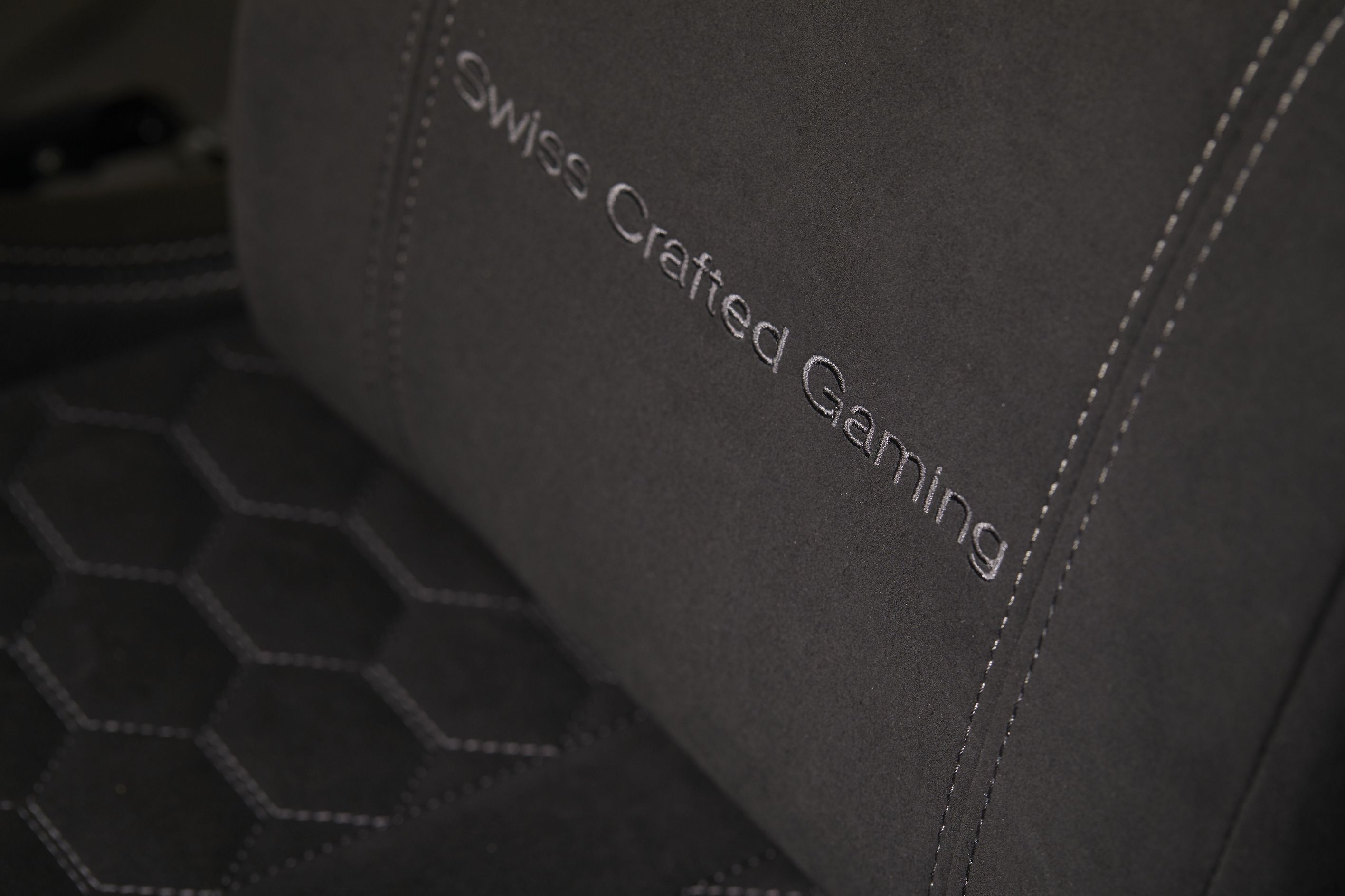 JOULEPERFORMANCE Stealth Alcantara/Echtleder Gaming Sessel, Schwarz