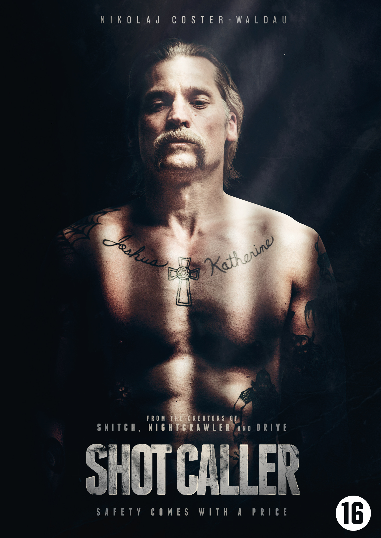 Un homme torse nu avec des tatouages. L'affiche du film 'Shot Caller' est visible. Fond sombre.