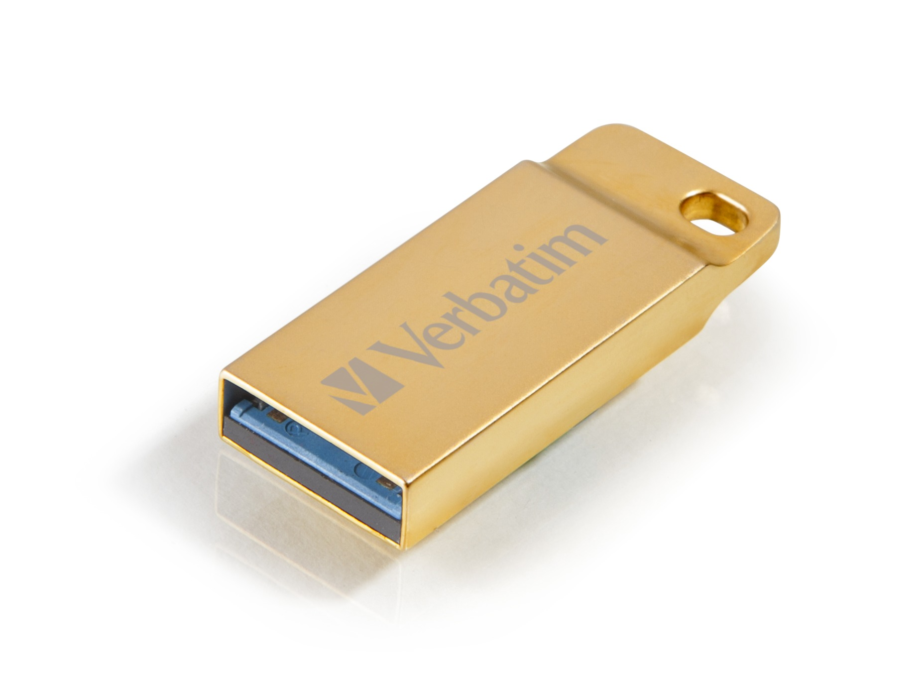 Ein goldener USB-Stick mit dem Logo 'Verbatim'. Er liegt auf einer weißen Oberfläche und wirft einen Schatten.