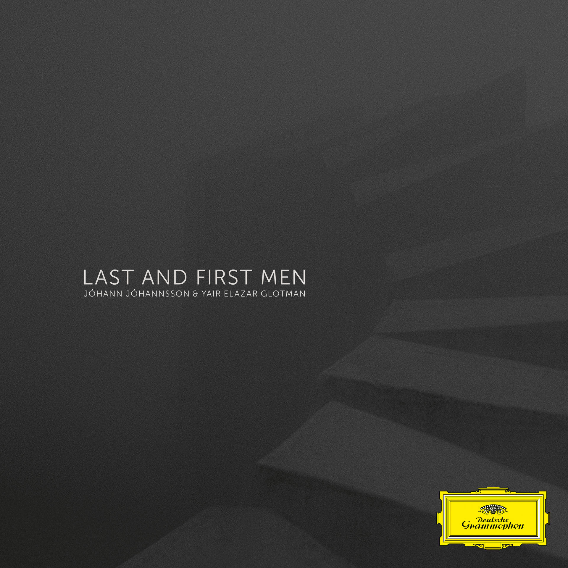 Szürke háttér szöveggel és lépcsőfokokkal. Deutsche Grammophon logó.