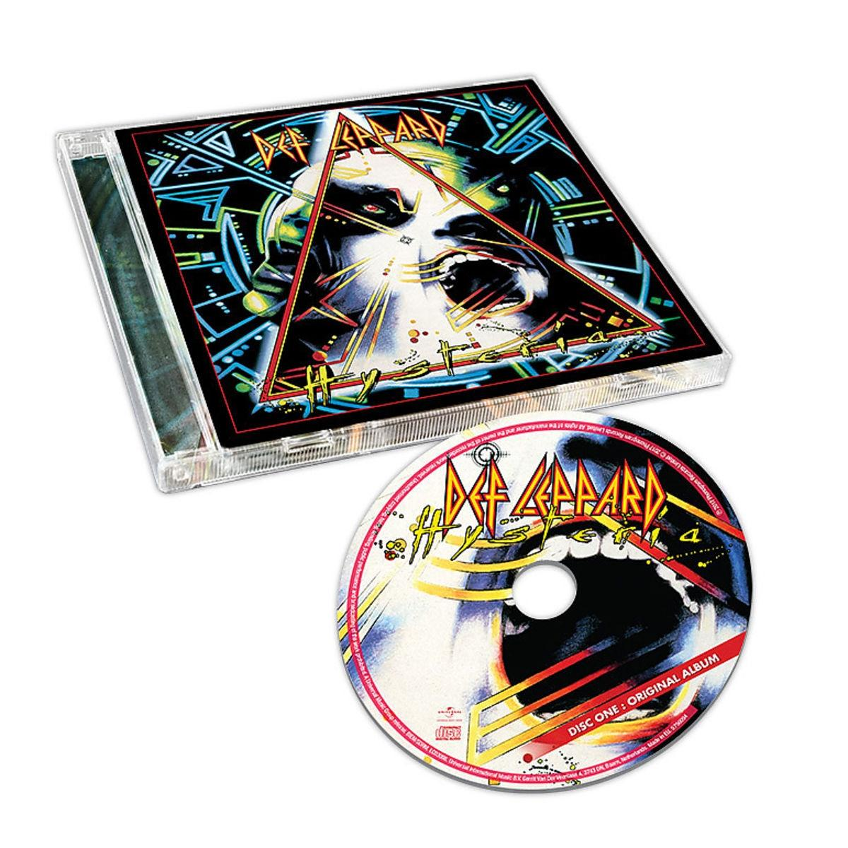 A Def Leppard 'Hysteria' albumának CD-je. A CD és a tok fehér háttéren.