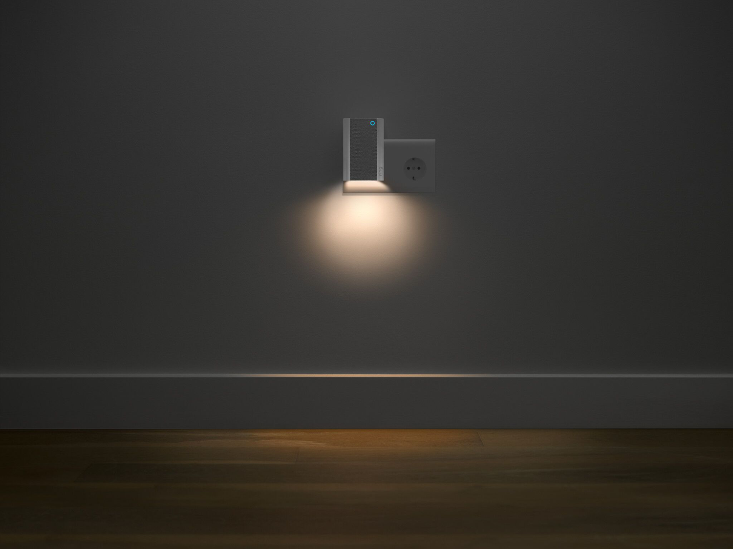 Een muur met een armatuur. Een stekker zit in een stopcontact. Een licht schijnt naar beneden.