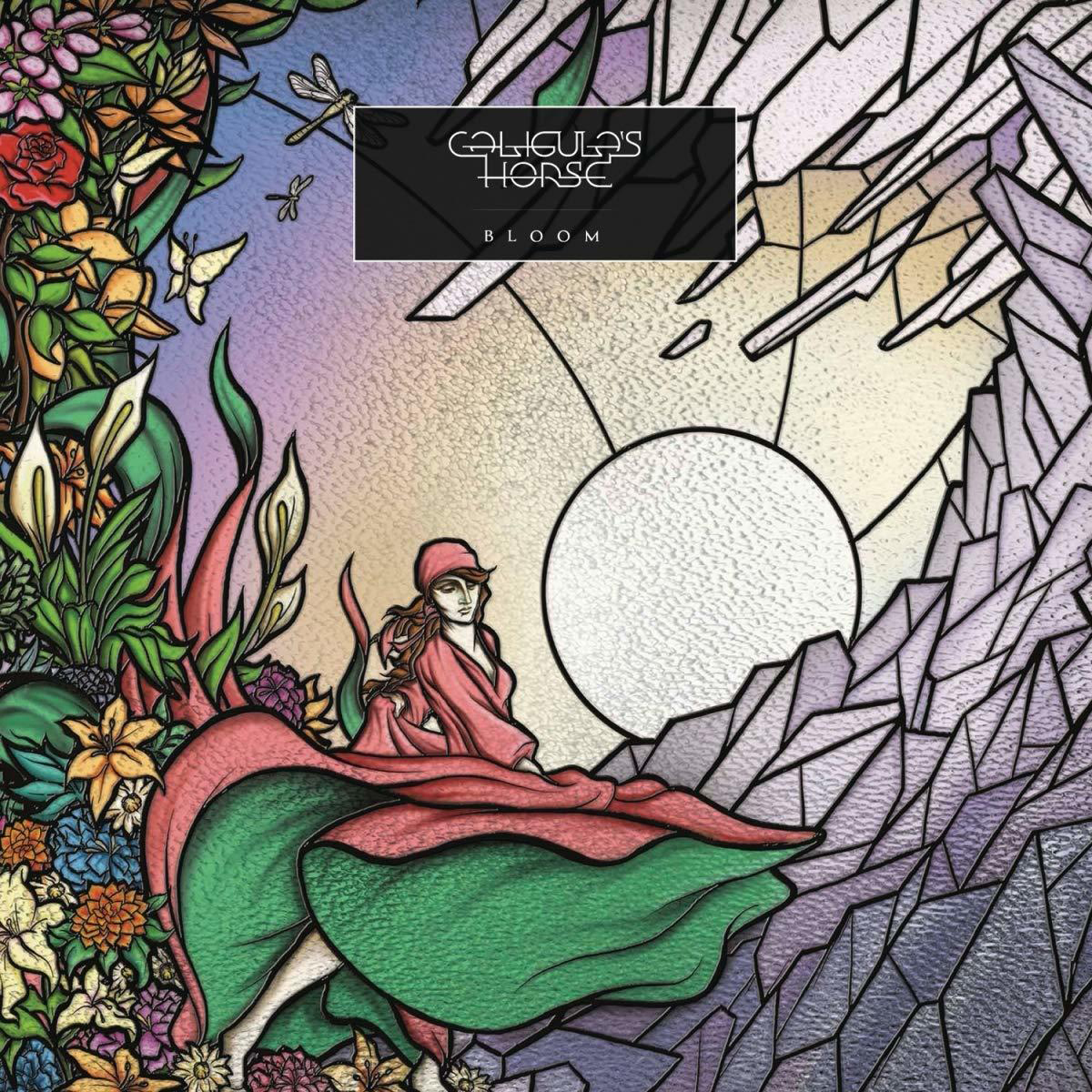 Albumcover mit bunten geometrischen Formen und einer Frau im Wald.