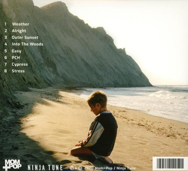 CD-Cover mit Titelliste und Junge am Strand, Klippe im Hintergrund.