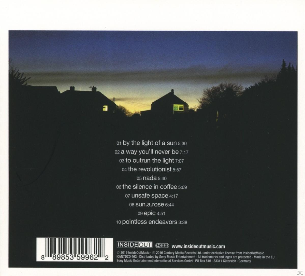 CD borító kék és fekete háttérrel. Házak sziluettje. Dalsorrend a címekkel.