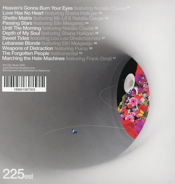 CD-hoes met tracklist, kleurrijk bloemendesign en een grijze tunnelachtergrond.