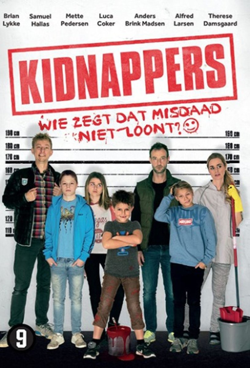 Affiche du film 'Kidnappers'. Plusieurs personnes se tiennent près d'une toise et d'une tache de peinture rouge.