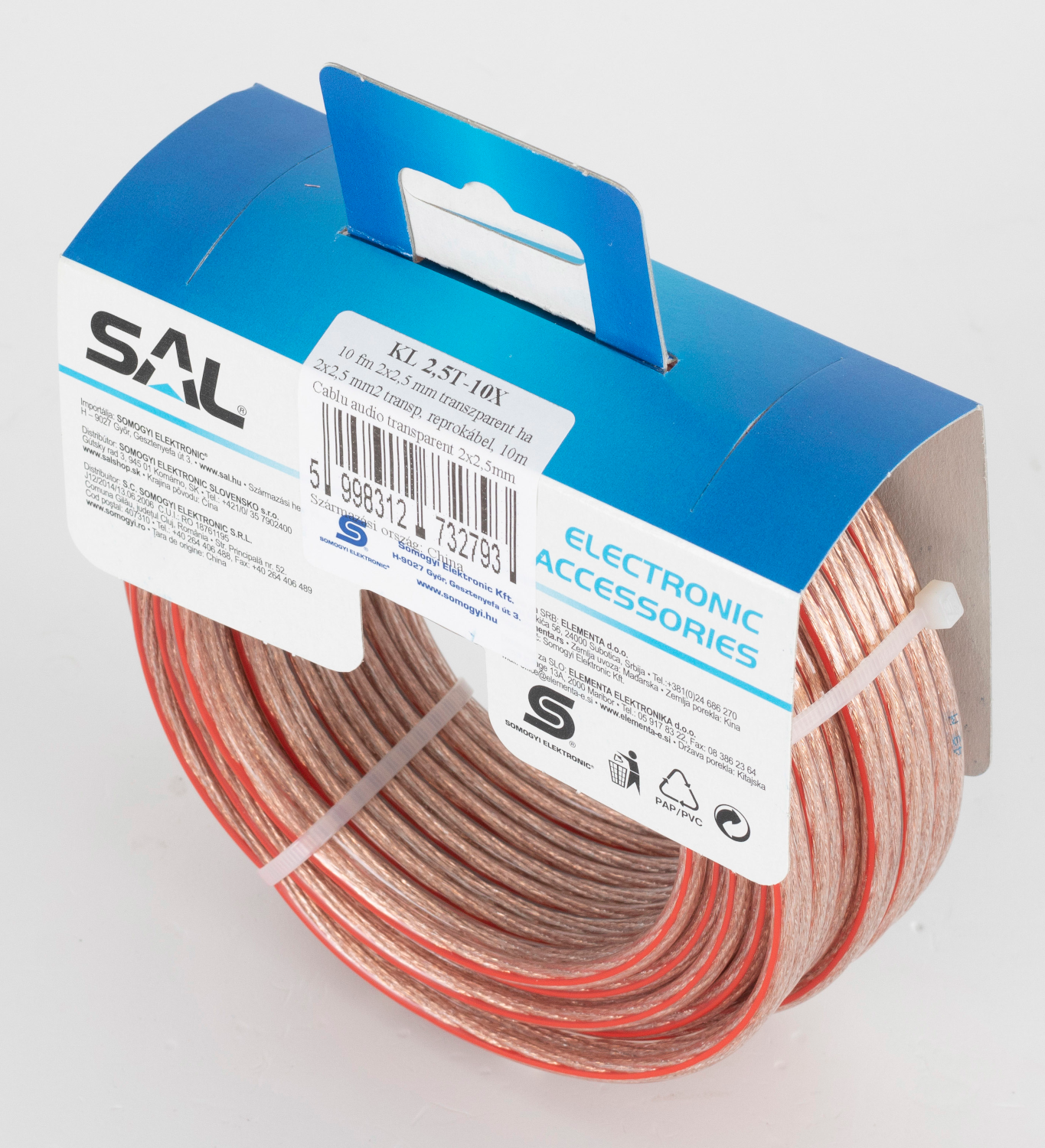 Tekercselt audiokábel piros csíkokkal, kék-fehér csomagolásban.