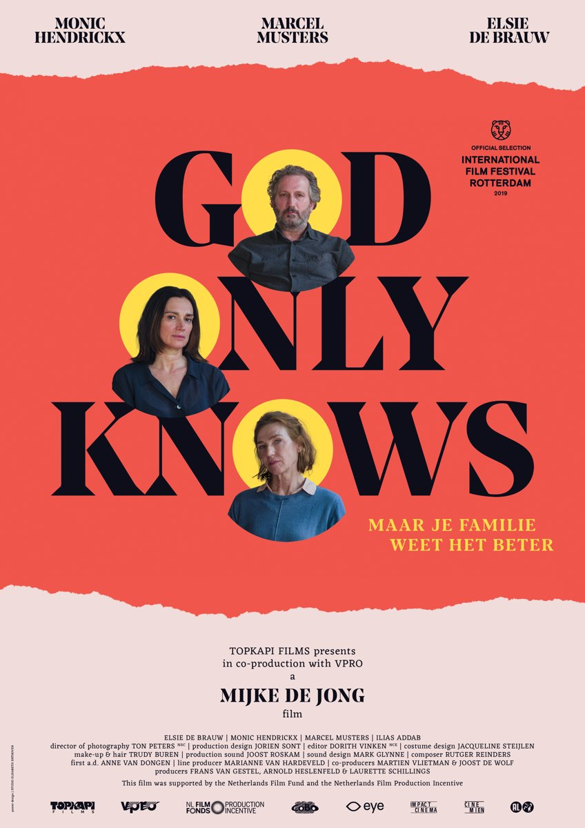 Een filmposter met drie portretten en de titel 'GOD ONLY KNOWS' op een rode achtergrond.