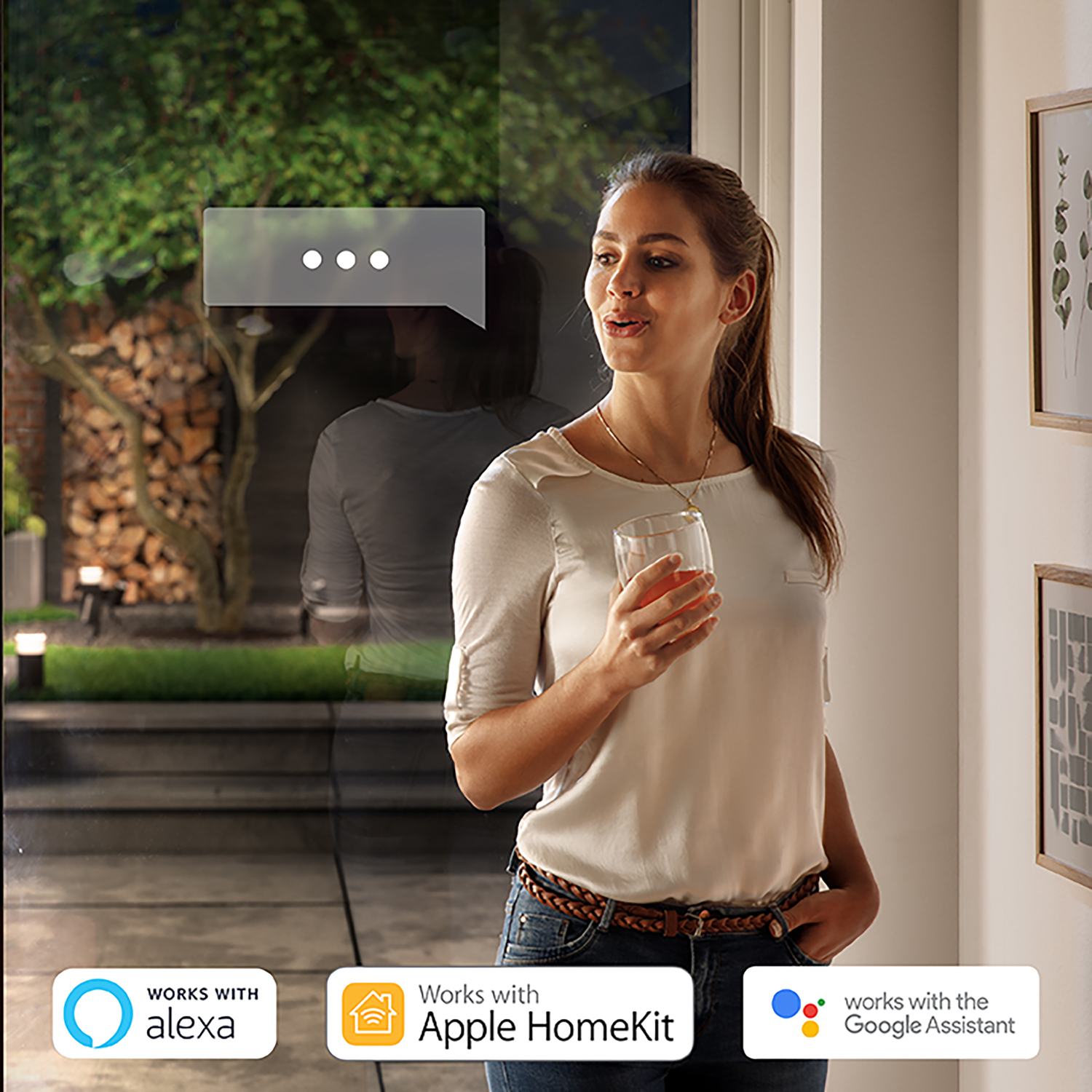 Femme avec boisson, bulle, icônes maison intelligente : Alexa, HomeKit, Google.