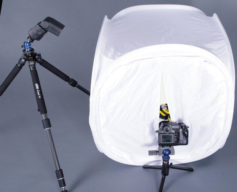 Kamera beállítás állvánnyal, softbox-szal és világítással.