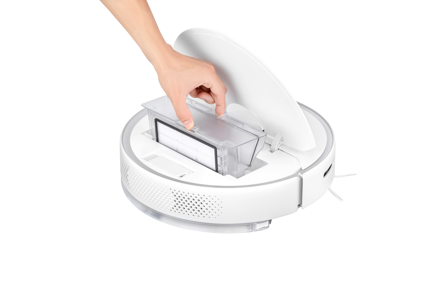 Una mano quitando un filtro de una aspiradora robot blanca. La parte superior está abierta.