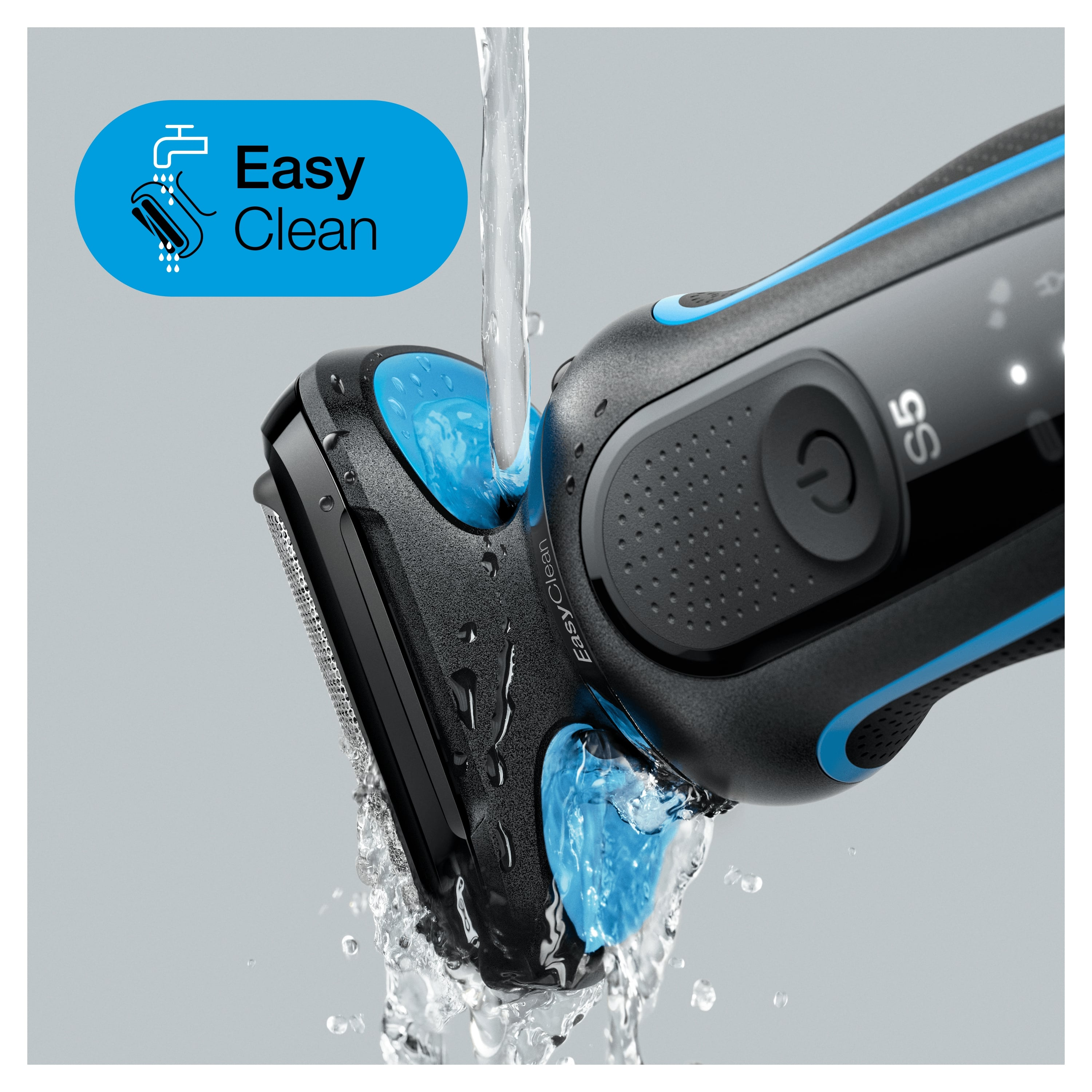 Nahaufnahme eines Rasiererkopfes unter fließendem Wasser mit einem Easy Clean-Symbol. Es ist blau und schwarz.