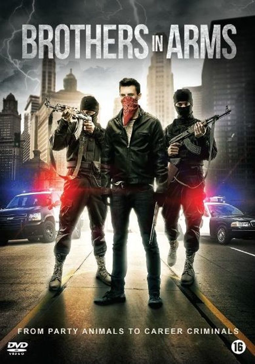 Couverture DVD pour 'Brothers in Arms' avec des hommes armés et une toile de fond urbaine.