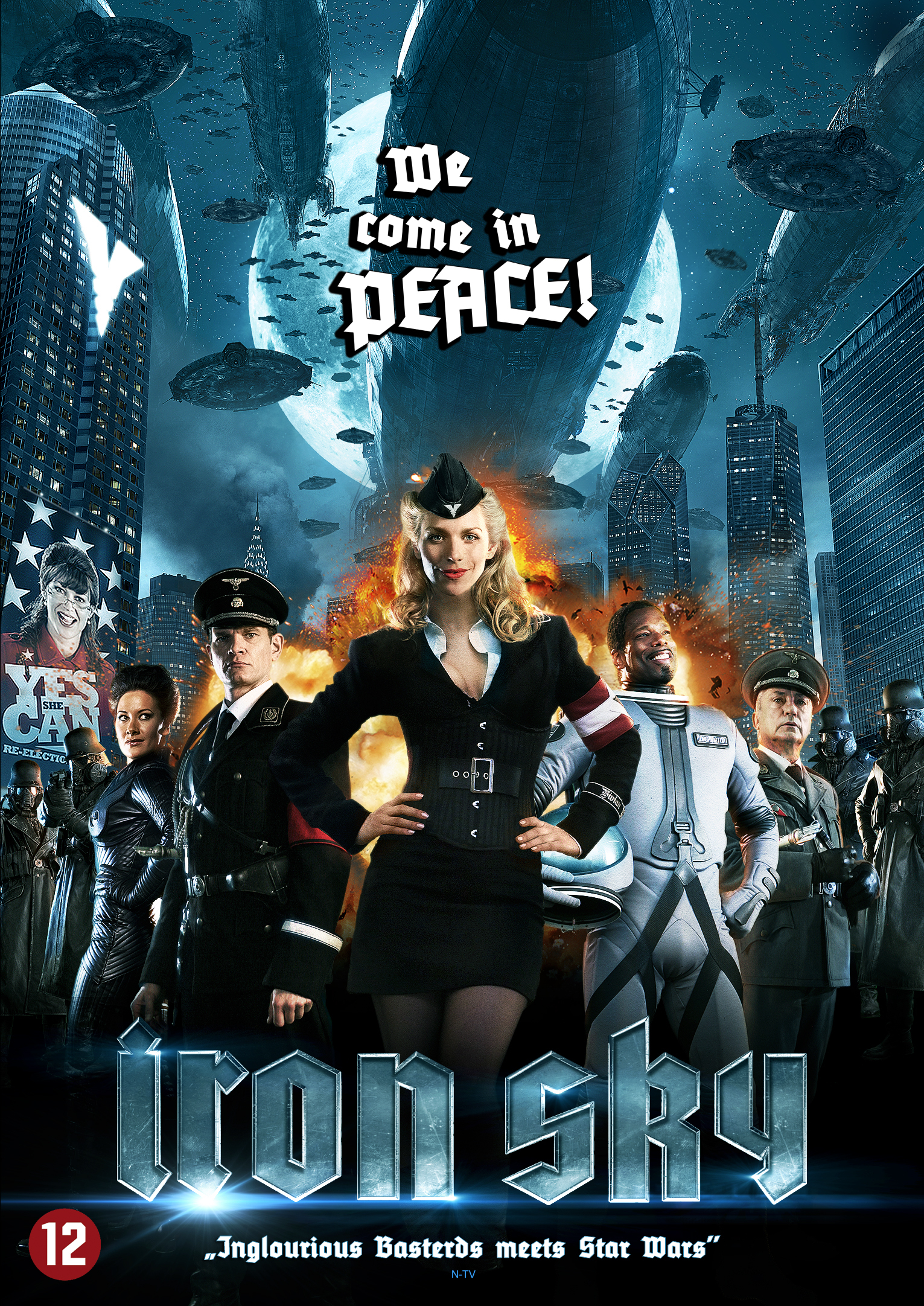 Affiche de film : Groupe de personnes en uniforme avec une femme. Titre : Iron Sky. Fond avec navires volants.