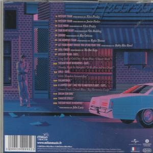 Une pochette de CD avec une scène de ville et une voiture, avec une liste des titres sur le côté.