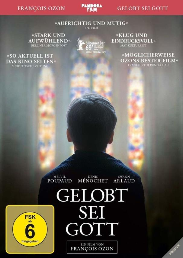 DVD-Cover mit einem Jungen, der Buntglasfenster betrachtet, mit Textüberlagerung.