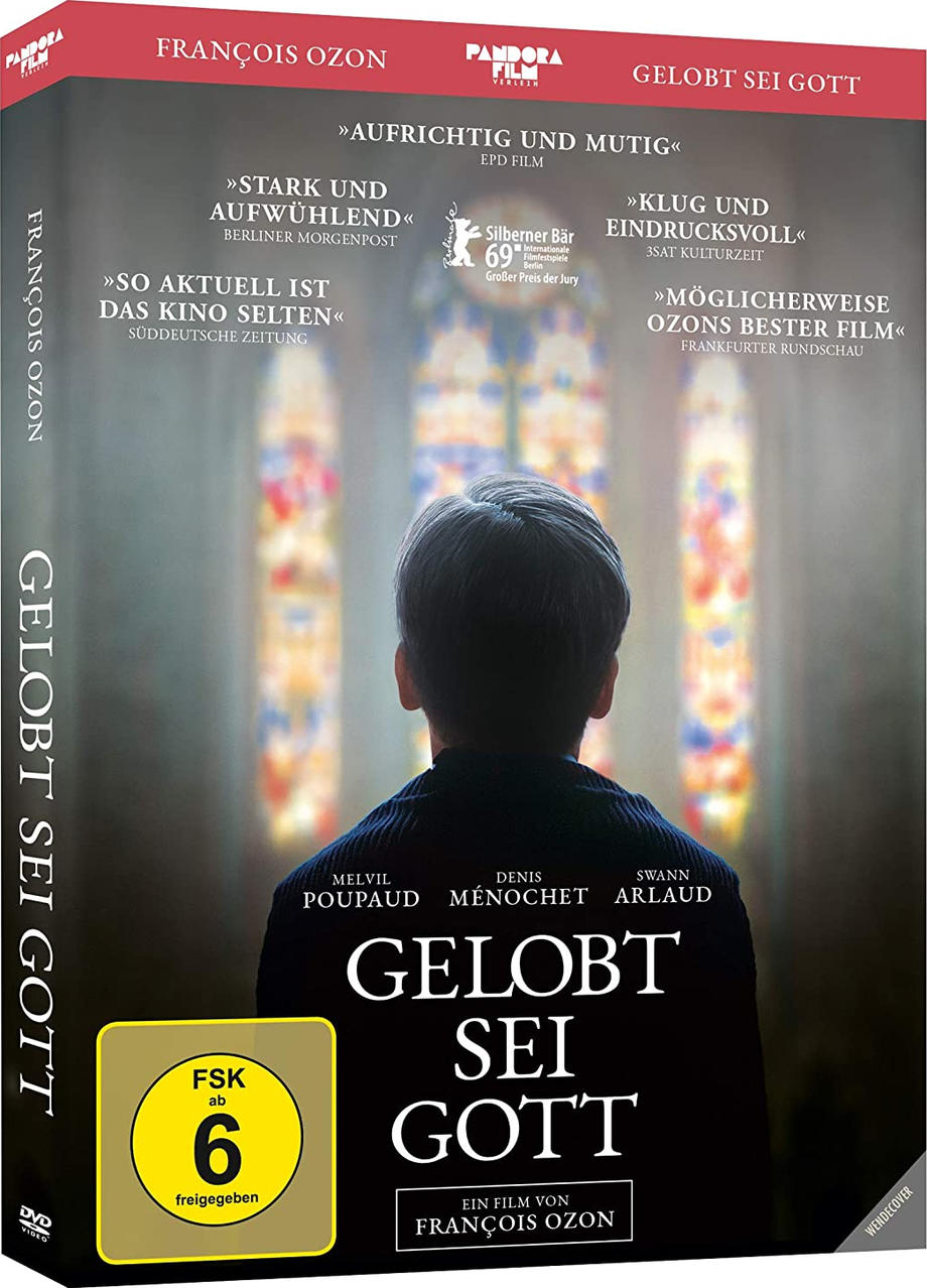 DVD-Hülle mit Filmtitel und einer Person vor einem Buntglasfenster.