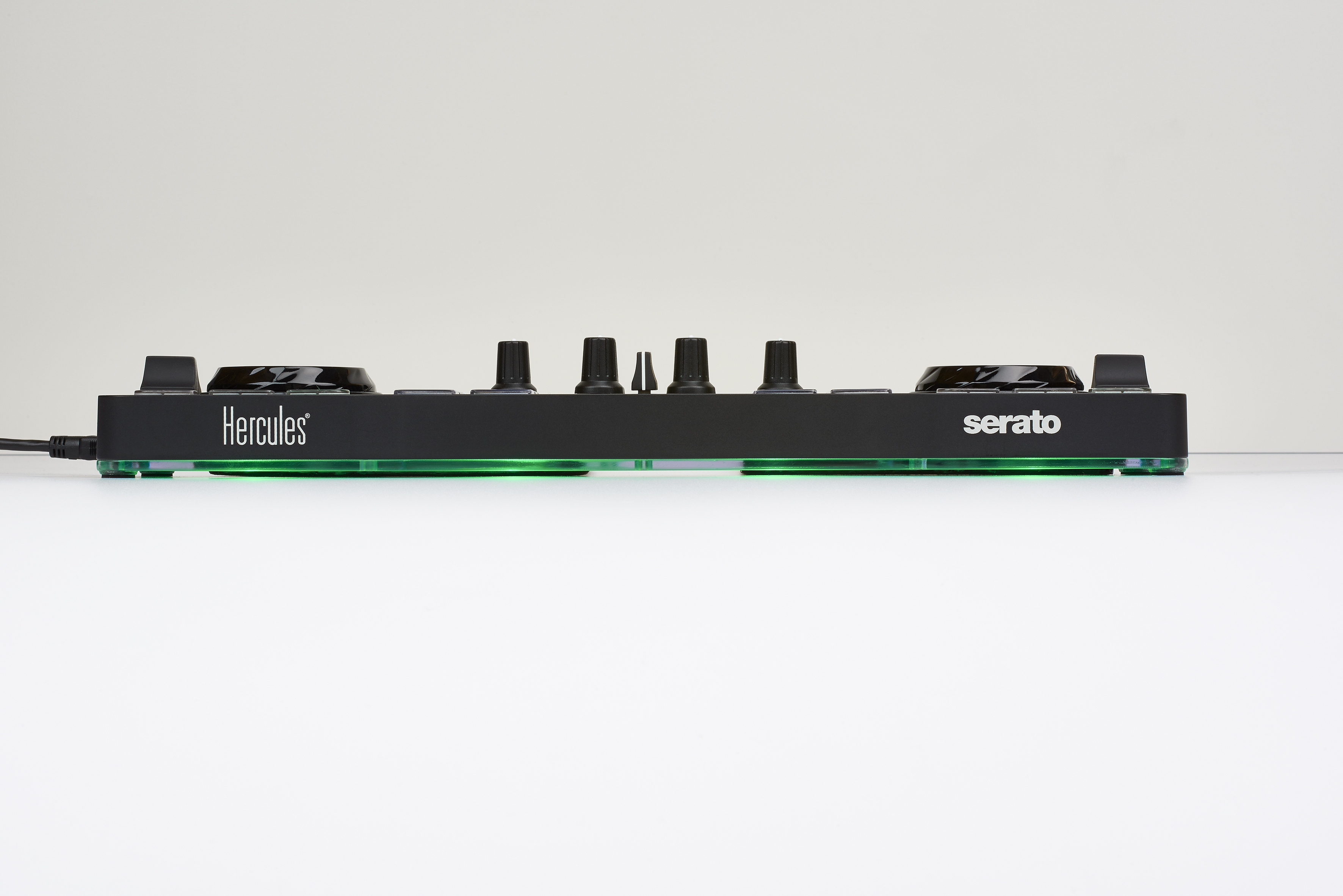 Schwarzer DJ-Controller mit grünen Lichtern. Die Logos von Hercules und Serato sind sichtbar.