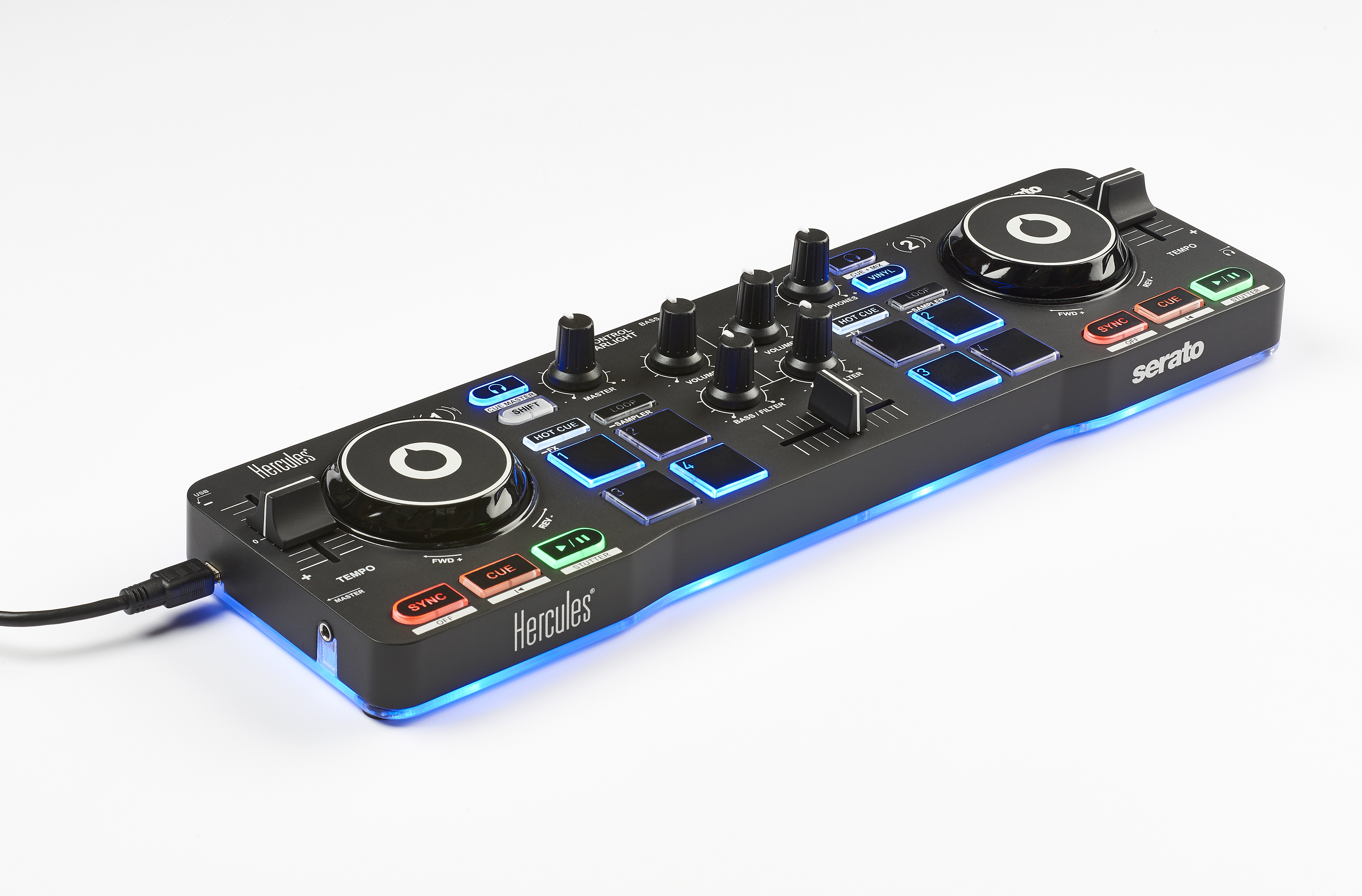 DJ-Controller mit verschiedenen Knöpfen, Drehreglern und einem Jogwheel. Der Controller ist schwarz, der Hintergrund weiß.