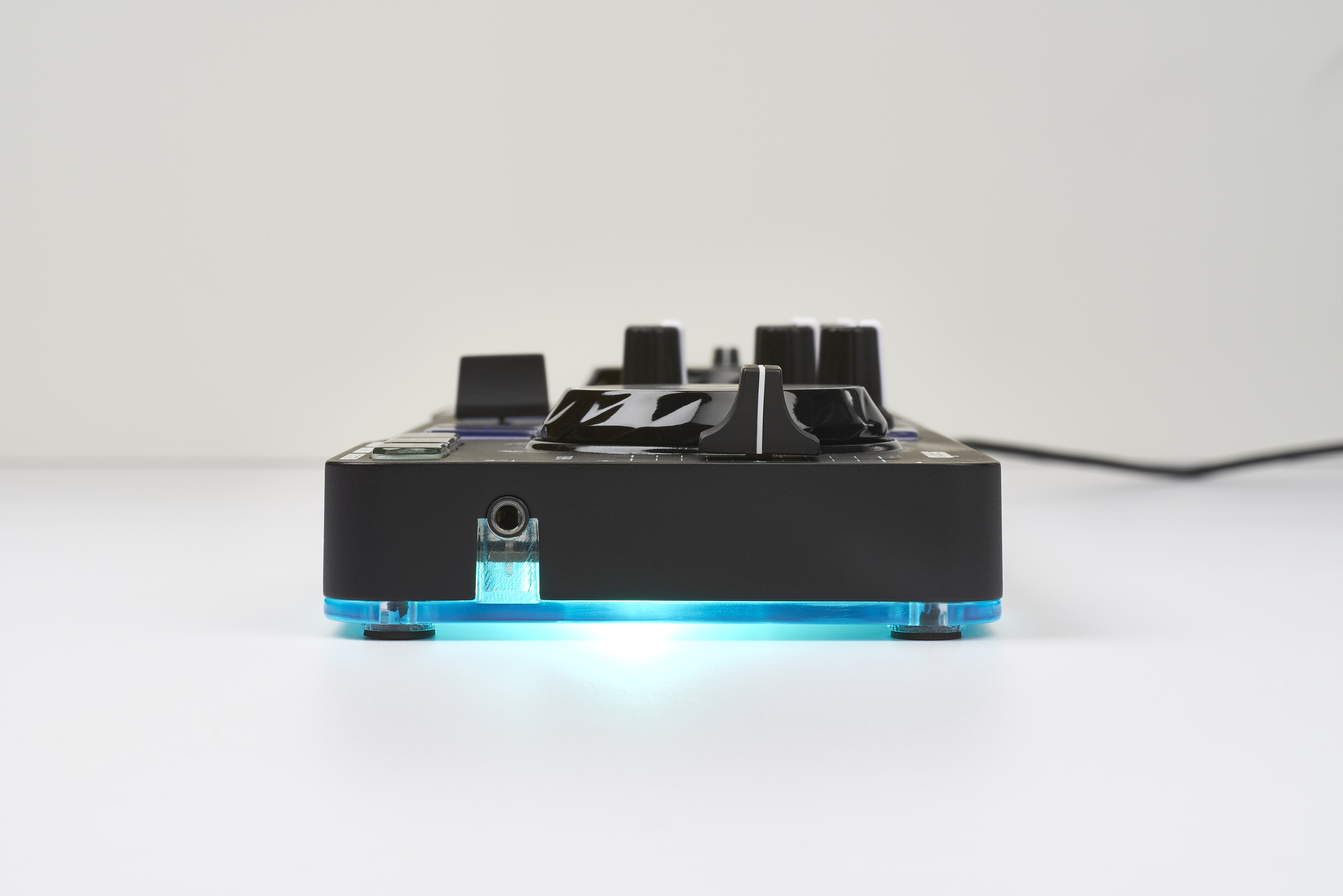 Die Seitenansicht eines schwarz-blauen DJ-Controllers mit Licht.