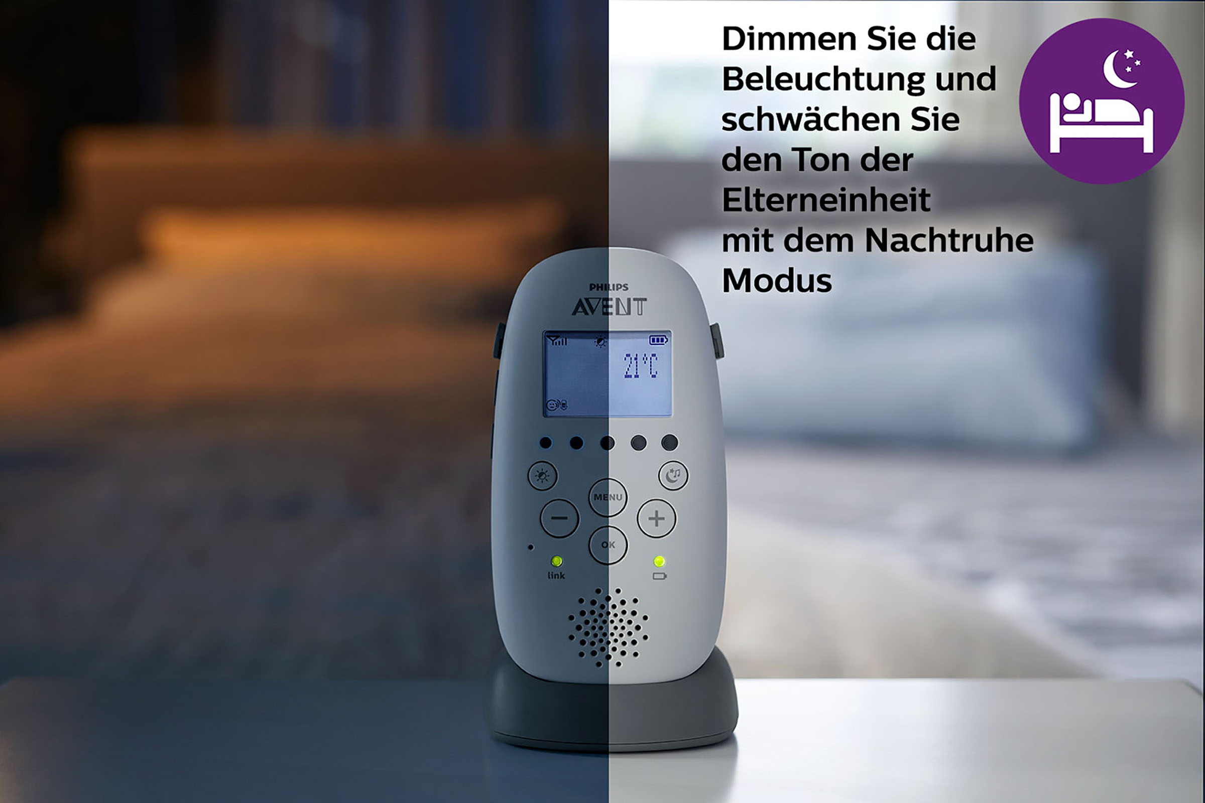 Ein Babyphone mit Bildschirm steht auf einem Tisch. Der Raum ist in hell und dunkel geteilt.
