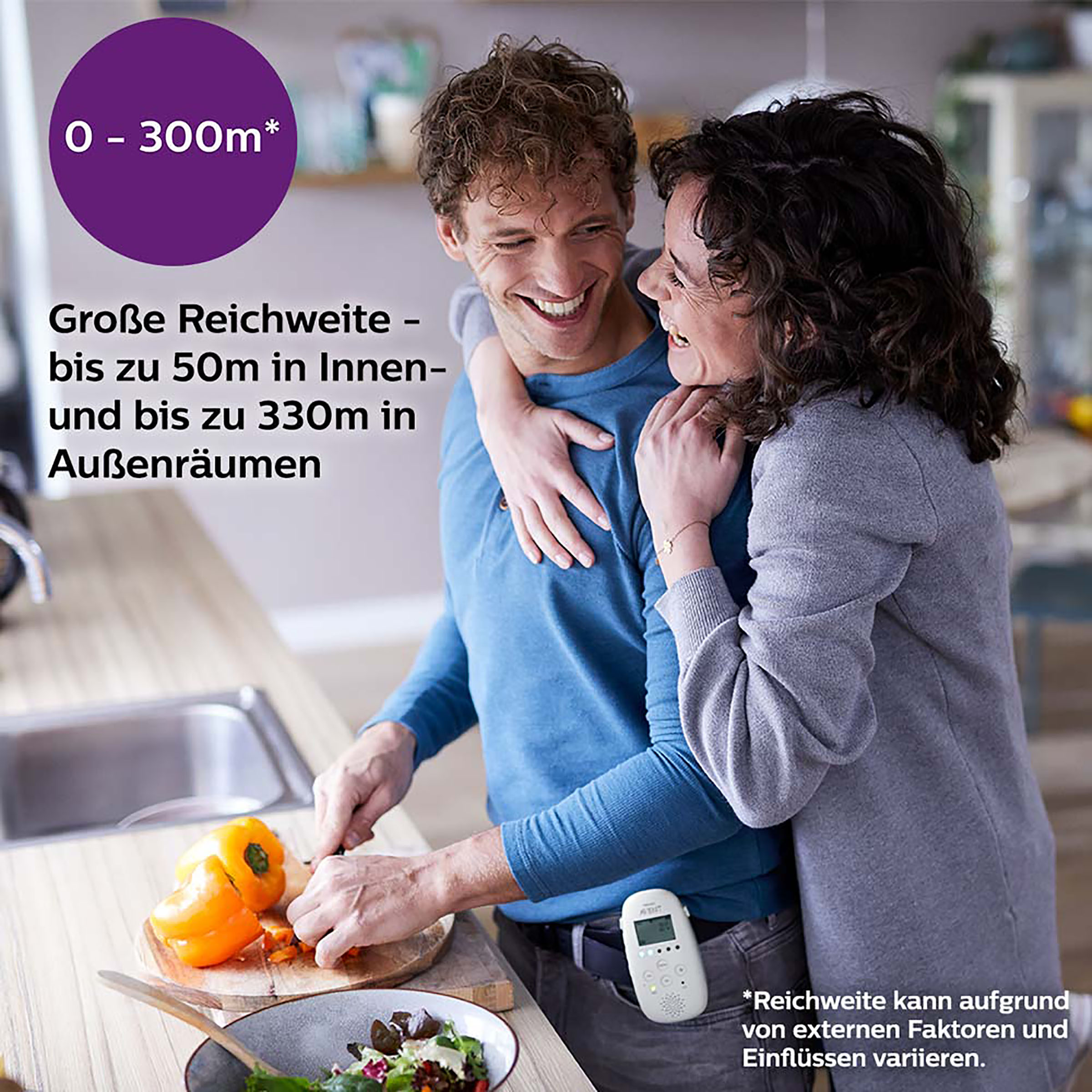 Paar in der Küche, Mann schneidet Gemüse. Text-Overlay: 0-300m Reichweite.