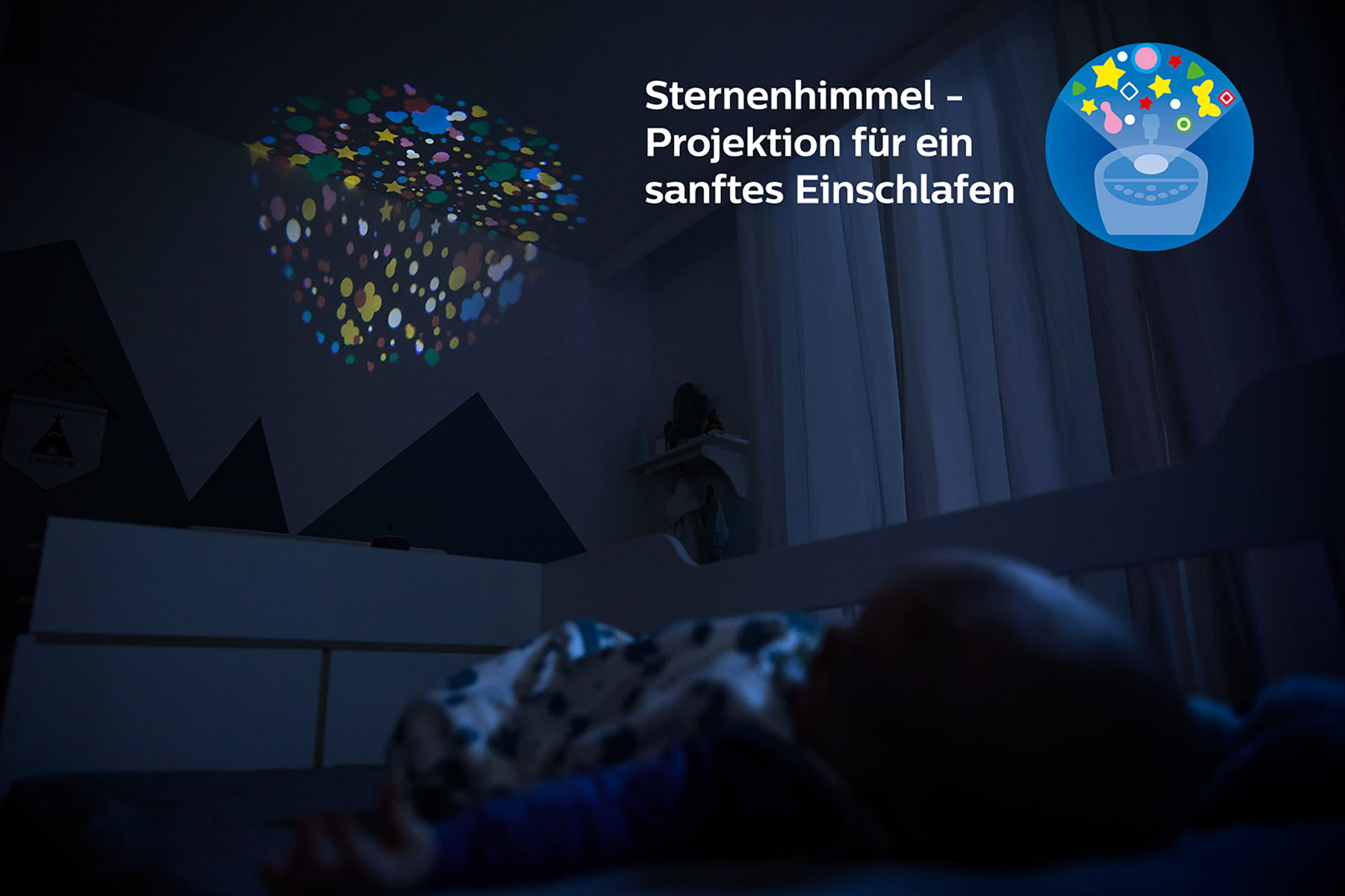 Ein schlafendes Kind, mit Sternenprojektion an der Wand.