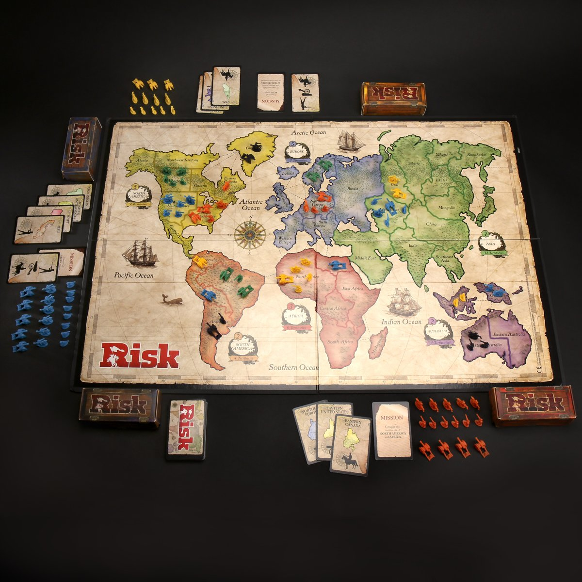 Risk bordspel met spelstukken, kaarten en een wereldkaart.