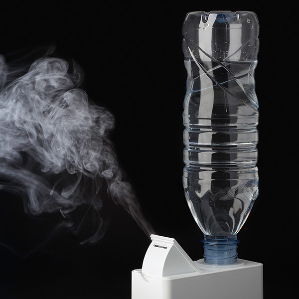 Un ventilatore portatile nero con l'interno rosa.