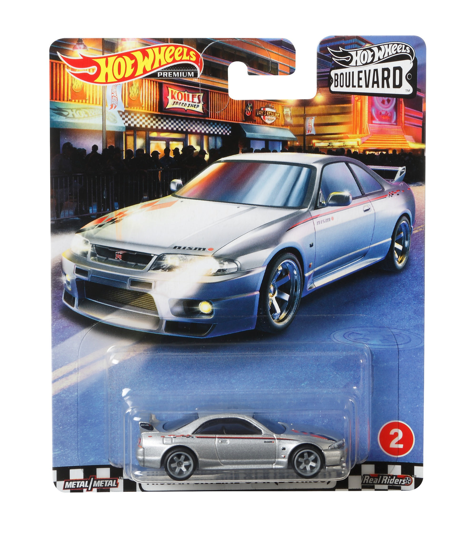 Silbernes Hot Wheels-Auto, Nissan Skyline GT-R, auf einer blauen Karte. Der Hintergrund zeigt eine Straßenszene mit Geschäften und Menschen.