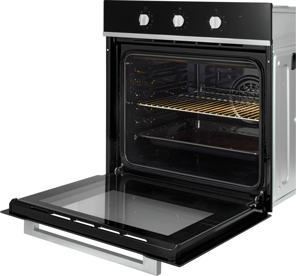 Open zwarte oven met glazen deur. Binnenin een metalen rek en een zwarte bakplaat.