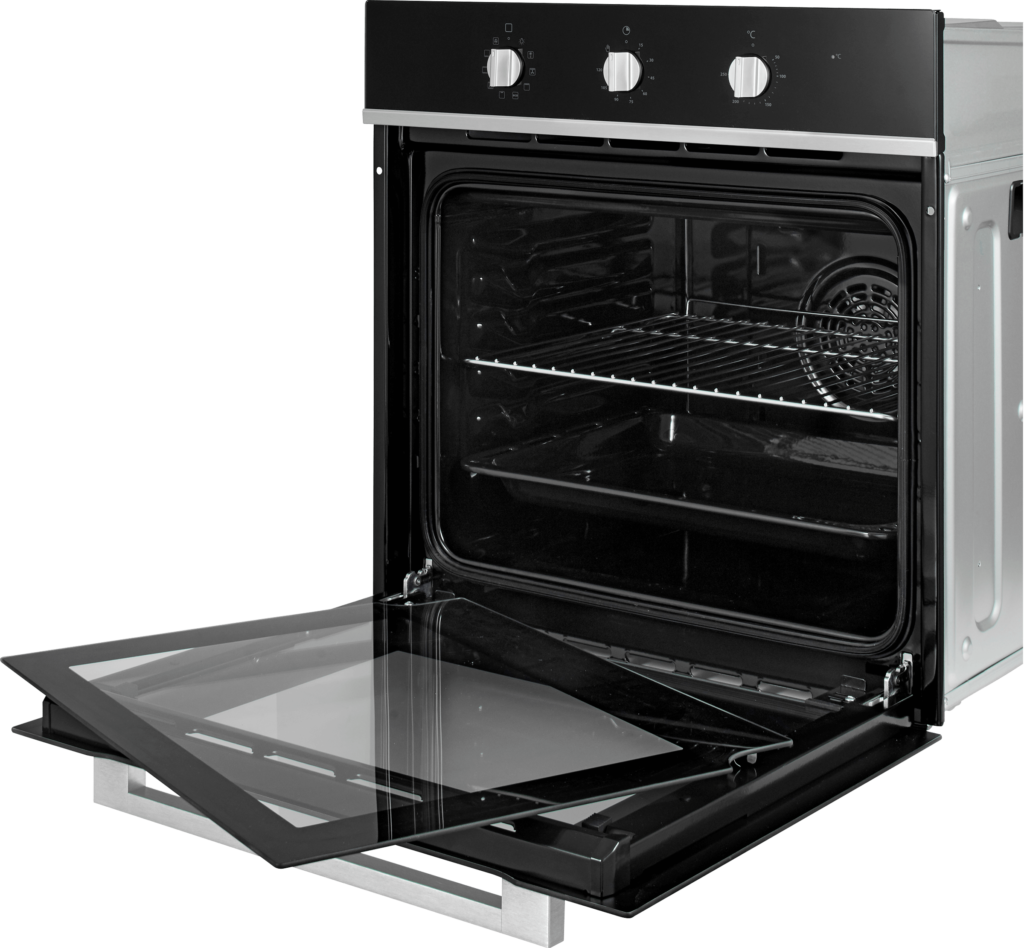 Een open oven. De binnenkant is zwart met roosters en een licht. De deur staat open.