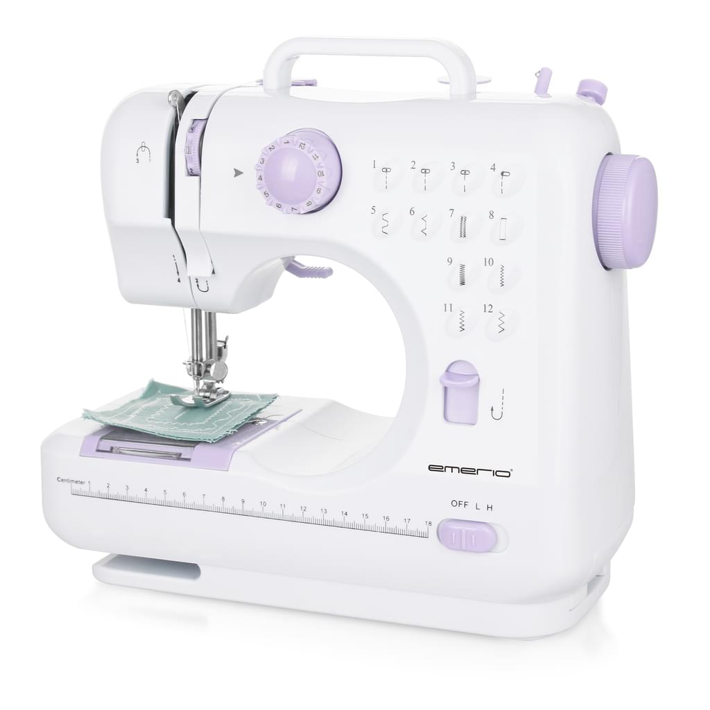Weiße Nähmaschine mit lila Details. Ein Stoffstück liegt unter der Nadel.