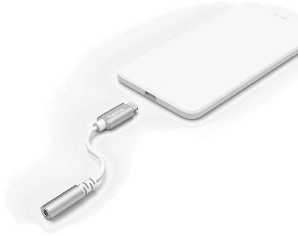 Witte smartphone aangesloten op een zilveren audio-adapter met een witte kabel.
