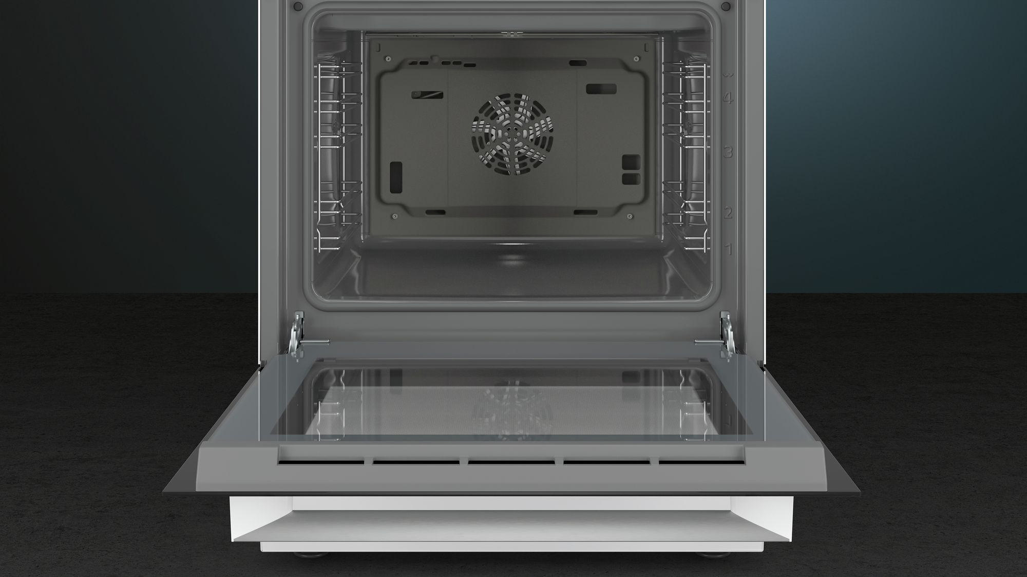Backofen-Innenraum mit offener Tür. Innen sind ein Ventilator und Metallgestelle sichtbar.