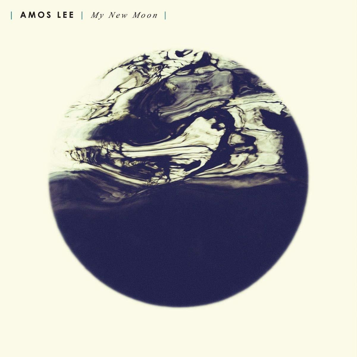 Album borítója sötétkék körrel, ami egy bolygóra hasonlít. Örvénylő minták belül, felül szöveg: AMOS LEE | My New Moon |